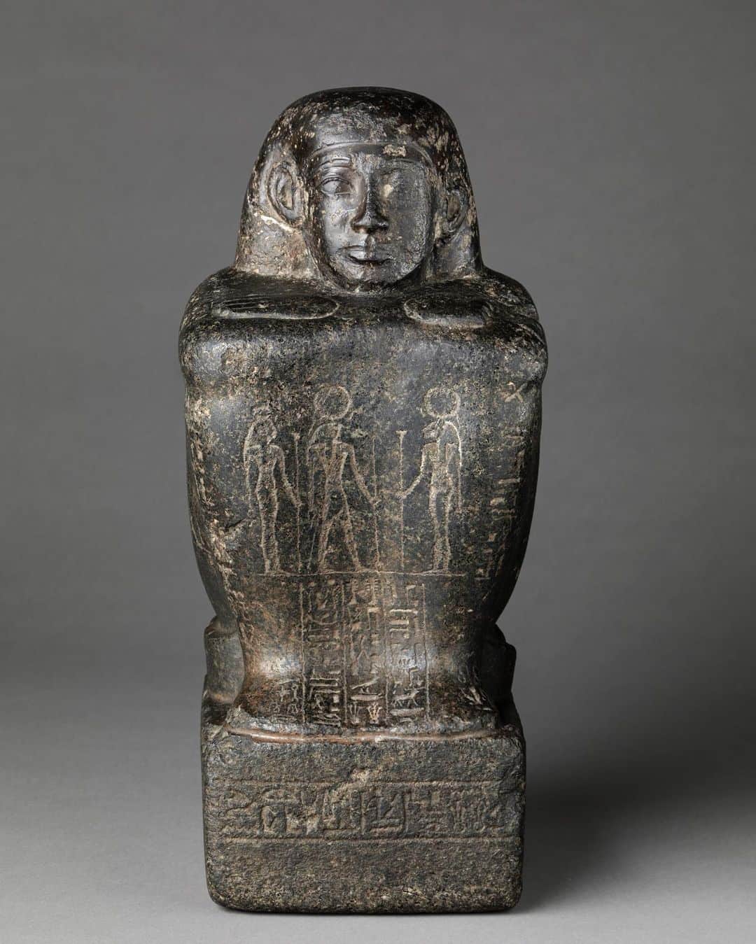ルーブル美術館さんのインスタグラム写真 - (ルーブル美術館Instagram)「. 🇫🇷 Nous vous souhaitons une #BonneSemaine avec la statue-cube Pa-ân-meniou ! - 👀 Cette sculpture, dont le nom entier est « Statue-cube au nom du Grand chef des médecins de Haute et Basse Égypte, Pa-ân-meniou, fils de Nes-Ptah, né de Mehyt-en-ouaoua », a été produite en Egypte sous la XXIIe dynastie (943-730 av. J.-C.). Ce type de statue permettait d’inscrire de nombreux textes et parfois de représenter des scènes, notamment d’offrandes. - 🏛 Cette œuvre représente Pa-ân-meniou, qui signifie « la beauté est advenue ». Il est assis sur un support bas, les bras croisés au-dessus des genoux. Cette attitude d’attente exprime la fonction de ces statues généralement placées dans les temples afin de profiter au propriétaire par les prières adressées aux dieux ou aux vivants passant dans le temple. Le musée a récemment fait cette nouvelle acquisition pour le département des Antiquités égyptiennes. - 📍 Aile Sully, 1er étage, salle 643. - - - 🌍 We wish you a #GoodWeek with the cube statue Pa-ân-meniou! - 👀 This sculpture, whose full name is "Cube Statue in the Name of the Great Chief of Physicians of Upper and Lower Egypt, Pa-ân-meniou, son of Nes-Ptah, born of Mehyt-en-ouaoua", was produced in Egypt during the 22th Dynasty (943-730 BC). This kind of statue made possible to inscribe many texts and sometimes to represent scenes, especially of offerings. - 🏛 This work represents Pa-ân-meniou, which means "beauty has come". He's sitting on a low stand with his arms folded over his knees. This waiting attitude expresses the function of these statues usually placed in temples to benefit the owner through prayers addressed to the gods or the living passing through the temple. The museum recently made this new acquisition for the Department of Egyptian Antiquities. - 📍 Sully wing, 1st floor, room 643. - 📸 © Musée du Louvre / Philippe Fuzeau / Marianne Fromencourt . . .  #Louvre #MuséeDuLouvre」1月21日 2時09分 - museelouvre