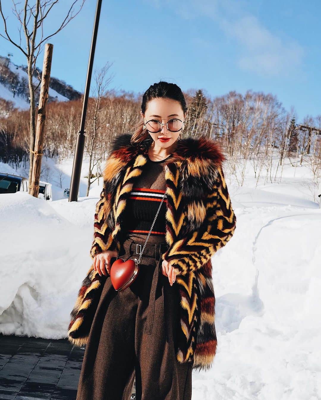 クリスティン・ウェイのインスタグラム：「Really love snow season #snow #skiing #skitrip #hokkaido #fashionista #winterfashion #minkfur #cwfashion#christinewei #クリスティンウェイ」
