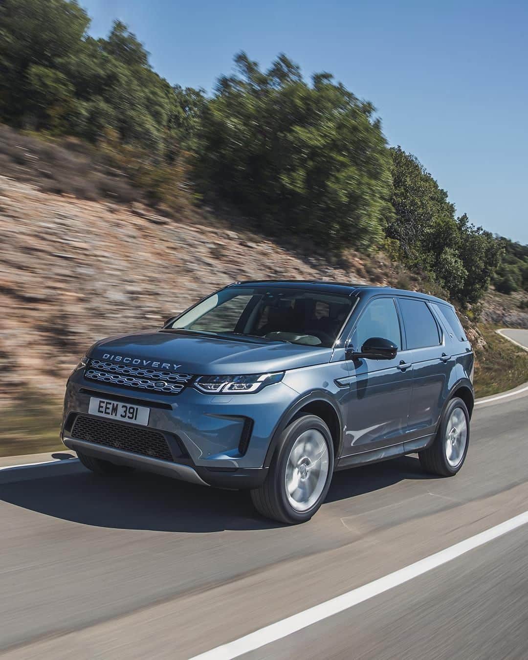 Land Roverさんのインスタグラム写真 - (Land RoverInstagram)「A design you can't help but notice combined with the versatility to inspire. Book a Land Rover Discovery Sport test drive by tapping the link in our bio.  #LandRover #DiscoverySport #4x4 #Adventure #Carsofinstagram #Instacar #Design #SUV #CarLifestyle #LandRover #Cars #Car #AutomotiveDesign #FamilyAdventure」1月21日 2時30分 - landrover