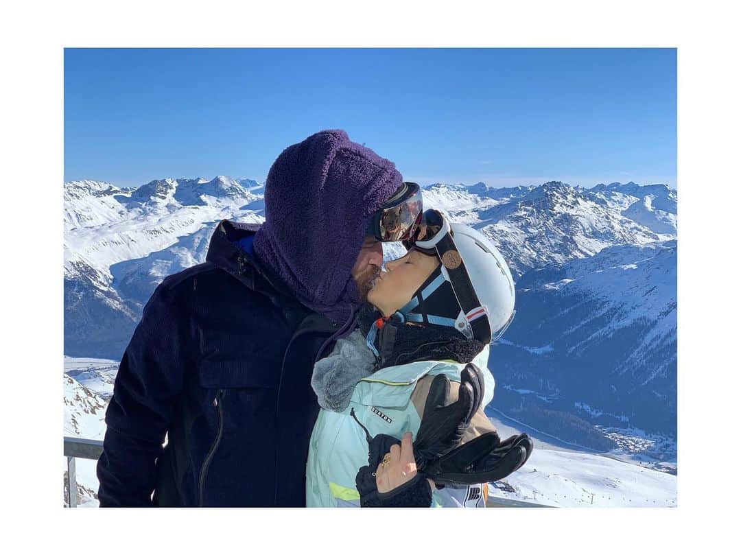 ケイト・ハドソンさんのインスタグラム写真 - (ケイト・ハドソンInstagram)「Ski kiss...not really my thing 🥶 #firsttripawayfrombabytogether #thankyoustmoritz 🙏🇨🇭」1月21日 2時30分 - katehudson