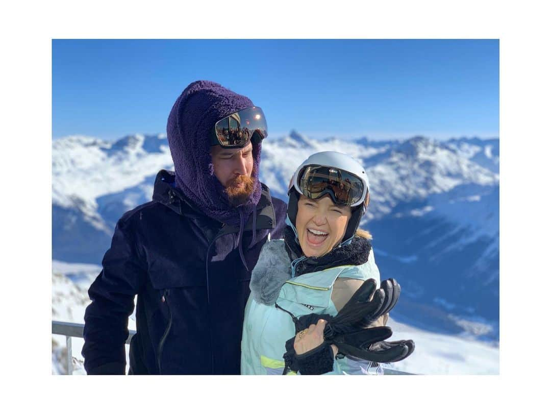 ケイト・ハドソンさんのインスタグラム写真 - (ケイト・ハドソンInstagram)「Ski kiss...not really my thing 🥶 #firsttripawayfrombabytogether #thankyoustmoritz 🙏🇨🇭」1月21日 2時30分 - katehudson