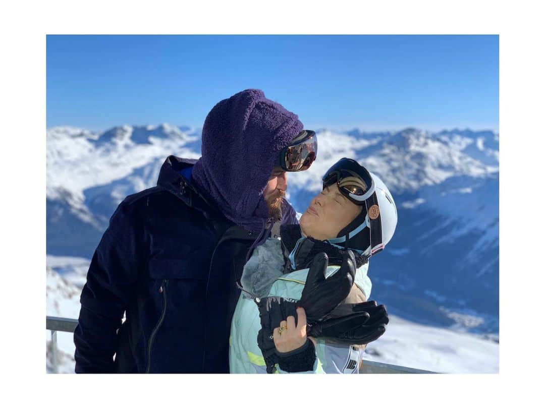 ケイト・ハドソンさんのインスタグラム写真 - (ケイト・ハドソンInstagram)「Ski kiss...not really my thing 🥶 #firsttripawayfrombabytogether #thankyoustmoritz 🙏🇨🇭」1月21日 2時30分 - katehudson