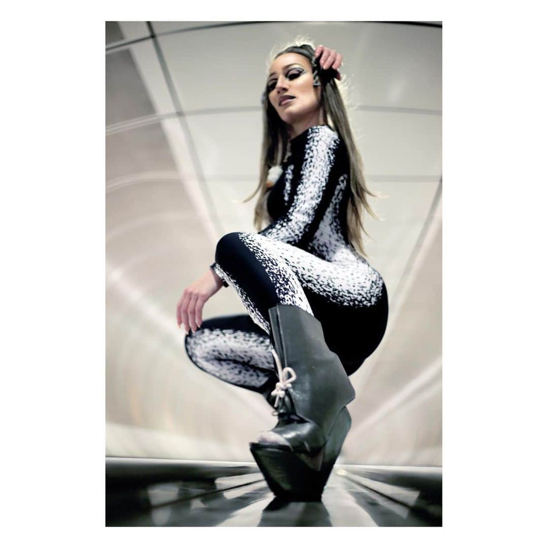 デニズテルリのインスタグラム：「Another amazing picture of the gorgious @agnes_momirski rocking my boots... Pic by Anna Laura Cappelletti  #denizterli #handmadeshoes #highheels #conceptualfootwear #intergelactic #spacey #artist #agnesmomirskj #art #rotterdam #ljubljana」