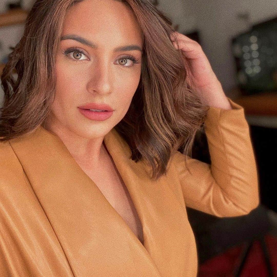 Ana Brenda Contrerasのインスタグラム：「Step up and glow 💋」