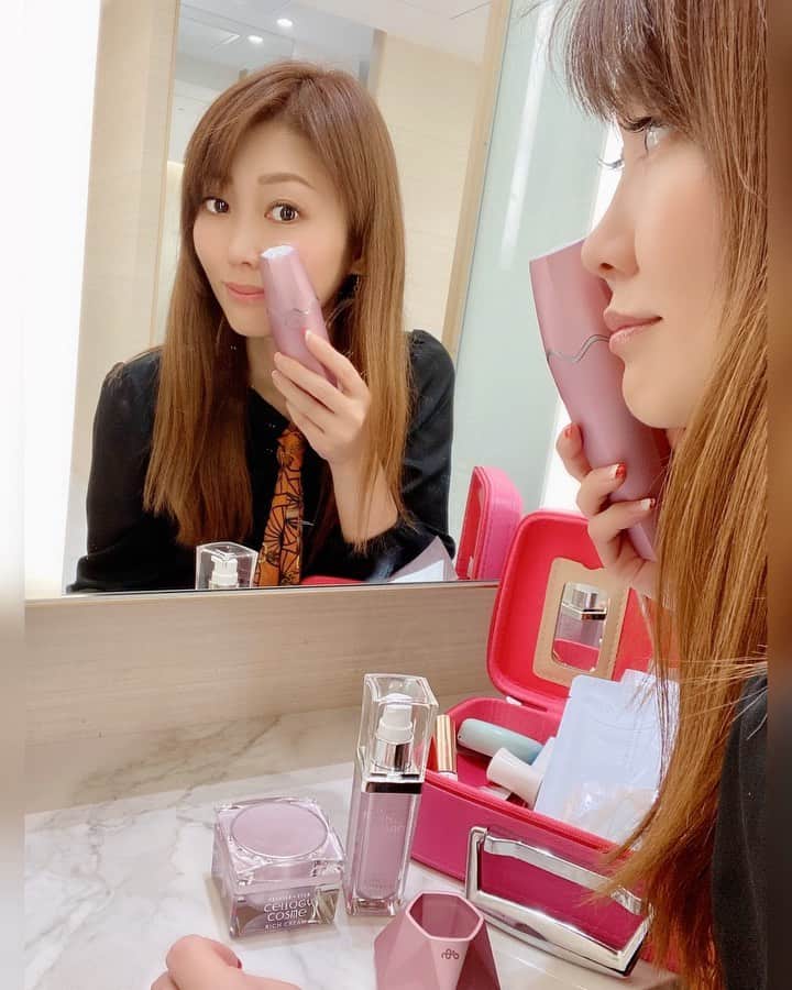 のインスタグラム：「最近試してみている PLASMACLE(プラズマクル)❤⃛ * 医療機関やサロンで用いられている プラズマをホームケアアイテムにしたもの💜 稲妻の様な閃光エネルギー、プラズマで 肌の深層からハリ・弾力を再生してくれます💕 * これを使うと…肌が張っているバリアを 一時的に解除してくれるので(約1時間目安) その間は化粧水や基礎化粧品が ぐんぐん肌に浸透するというもの💓 傷を早く治してくれる 再生効果も期待出来ます♥︎ * そして… ♦️リフトアップ ♦️美白ケア ♦️毛穴ケア これが1台で叶いますo(✿>∀<)o💕 * 使い方は簡単👌🏻✨ お風呂上がりのまだ何もつけてない スッピン時に3分気になる箇所にあてるだけ💡 水がついてたりするとピリっとする事が あるかのなのでしっかり拭いてから🚿𓂃 𓈒𓏸 * ポイントはぐいぐいあてるのではなく やさしーくすれすれをなぞると プラズマシャワーが出ます💜 * ちゃんと反応するとオゾンの様な 独特な匂いがほんのりしてくるので 分かりやすいかも♥︎ * 私は目の下や首やほうれい線に使用してます🎶 気のせいかあてたあとは お肌も白くなるし、ほうれい線やクマも うっすらしてる感じに🕺✨ * 一目瞭然なのは… 化粧水などの浸透具合💙 本当に一瞬で全部吸い込みます(´°Д°｀)‼️ お肌が吸収するうちに一気に 基礎化粧品でケアを💕 化粧水はいつもの2倍使ってます❤️ * 翌朝には毛穴も薄い感じでお肌はふっくら感💡 ふっくらするのでクスミも目立たなくなるので お化粧もコンシーラー使わず 極力の薄付きメイクで済ませてます👌🏻✨ * 良い感じ良い感じ💜 合わせて使っているセルロジーコスメも 超濃厚でとても良いです💡 しばらく続けて お肌の変化をチェックしてみます❤️ ✼••┈┈┈┈┈┈┈┈┈┈┈┈┈┈┈┈••✼ #プラズマクル #美容家電 #美肌になりたい #家電好き #美容 #plasmacle #美顔器 #skincare #美容day #instabeauty #美顔 #健康肌 #pr #7ビューティー #セブンビューティー #ヒト幹細胞コスメ #ヒト幹細胞 #美容好きな人と繋がりたい #beaustagrammer #幹細胞コスメ #お家エステ #美容グッズ #女子力 #スキンケア #美容ケア #美容マニア #美肌 #美容タイム #美容改善 #エイジングケア　@queen.lupis リップポイントメイクBOX (c0103) ピアス (v0744) ✼••┈┈┈┈┈┈┈┈┈┈┈┈┈┈┈┈••✼」