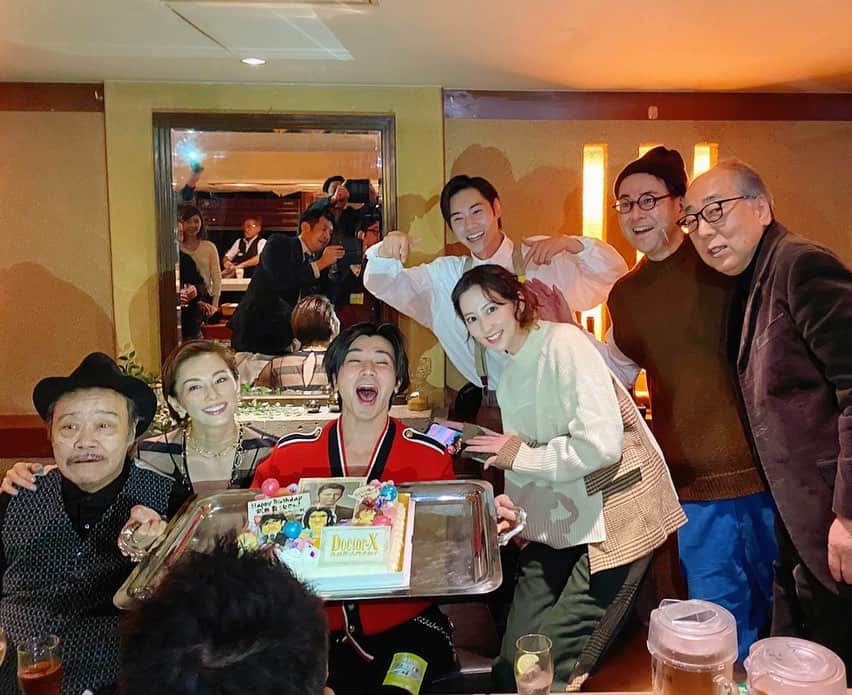 武田真治さんのインスタグラム写真 - (武田真治Instagram)「2019年12月某日、昨年参加させて頂いていた#テレビ朝日 ドラマ『#ドクターX』の打ち上げの二次会で、誕生日を祝って頂きました㊗️🎂🎊 誕生日をこんなに凄い人たちと笑って迎えられて、僕は本当に幸せものです😭 希望に満ち溢れています‼︎日本が誇る名優たちに囲まれて僕は気が大きくなったのか、とにかくこの日は楽しくて嬉しくて…結果酔い潰れてしまいましたが、この写真のおかげで夢じゃなかったんだと確認できました💦 ありがとうございます❗️ ありがとうございました‼️ 人生ってなにが起きるかわかりませんね☆ 47歳がこんなに楽しいなんて予想もしていませんでした😆 まだまだ夢を見たいし、見せたいと思いました💫 年男の今年もさらに素敵な一年になるよう頑張りますね🐭 やれることからコツコツと💪 #武田真治」1月21日 2時59分 - shinji.takeda