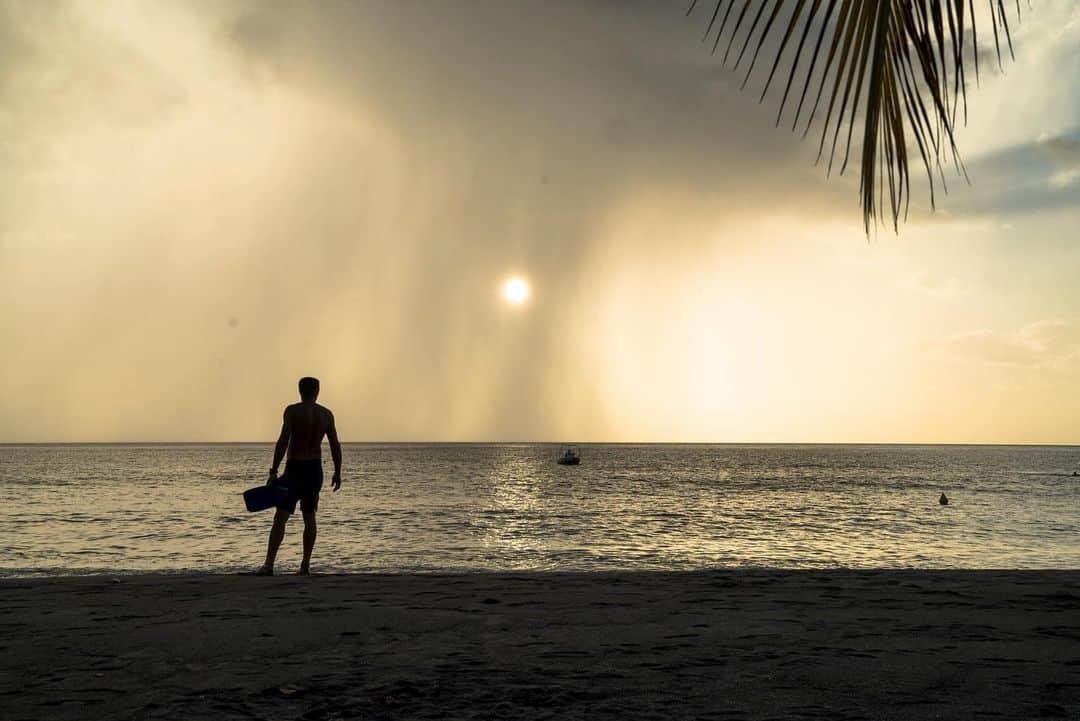 シグリッド・アグレンさんのインスタグラム写真 - (シグリッド・アグレンInstagram)「Sunset magic🖤#martinique #sunset #oceanvibes #islandvibes #caribbeanlife」1月21日 3時04分 - sigridagren