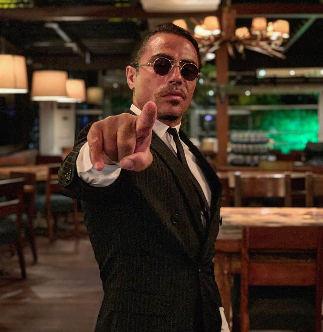 Saltbae（ヌスラット・ガネーシュ）さんのインスタグラム写真 - (Saltbae（ヌスラット・ガネーシュ）Instagram)「Kral ne yapar ? What does king do #saltbae #saltlife #salt」1月21日 3時07分 - nusr_et