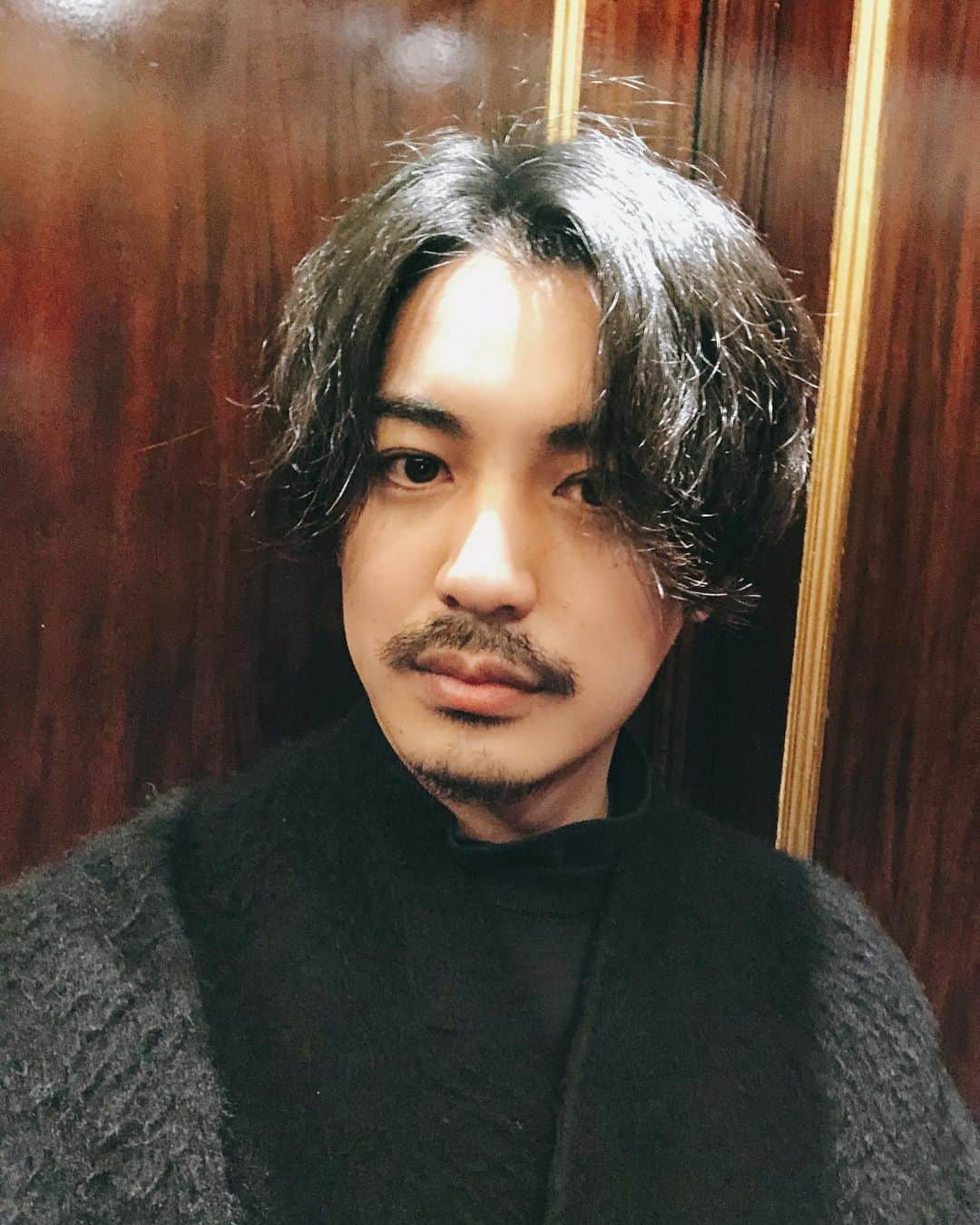 大野拓朗さんのインスタグラム写真 - (大野拓朗Instagram)「髪めっちゃ伸びたわー 正直、自分でもちょっとやだ(笑)でも伸ばしてみる！ ワックス付けたらパーマっぽくなっていい感じになりそう。  My hair got much longer. Actually, I think it looks not good on me lol But I'll try growing. My hair get to look like a perm and it looks kinda good if I put hair wax on it.」1月21日 3時24分 - takuro.ohno