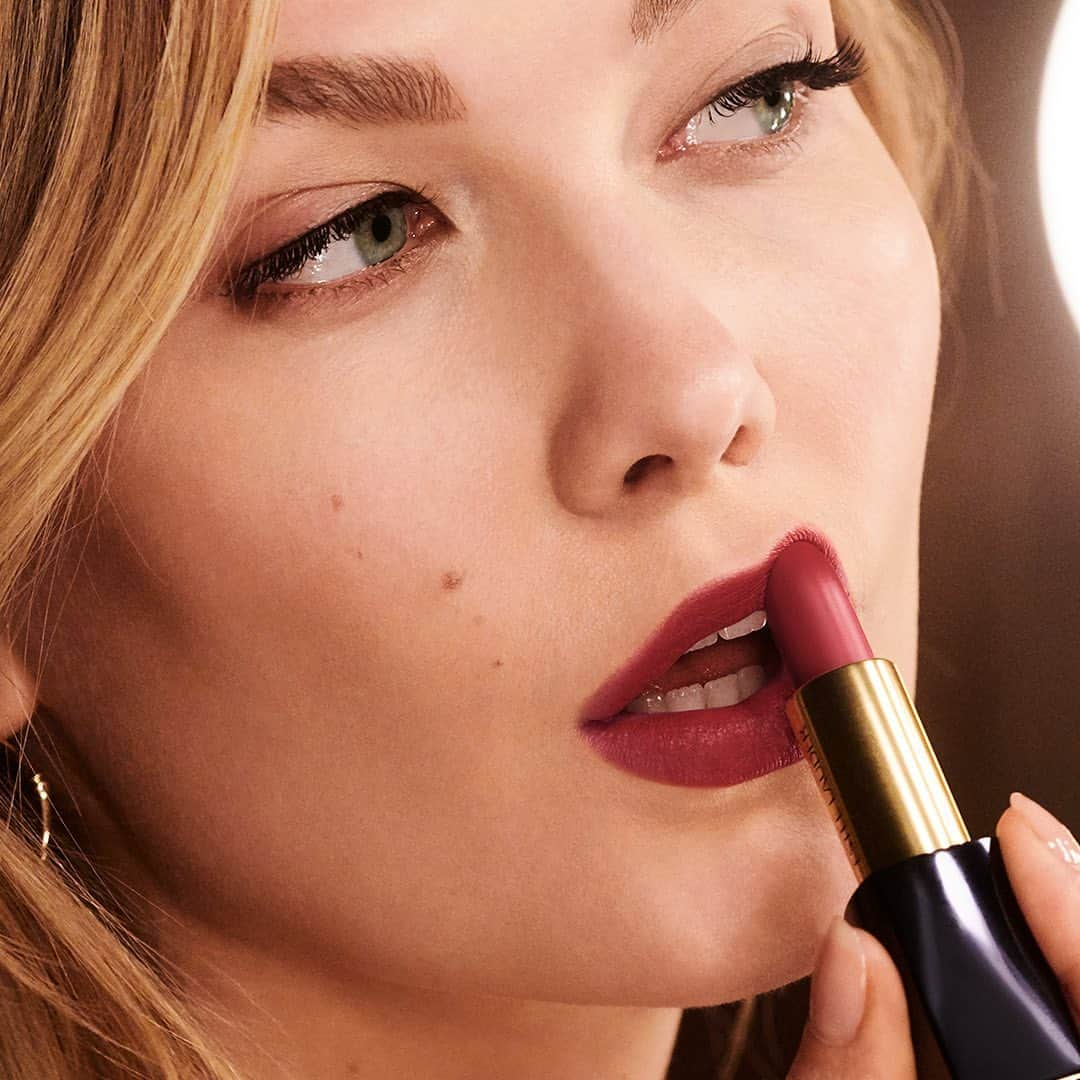 エスティローダーさんのインスタグラム写真 - (エスティローダーInstagram)「#EsteeGlobalAmbassador @KarlieKloss gives us a mood for every attitude AND a #PureColorEnvy shade to match 😉. On Karlie from first photo to last: #LipstickEnvy in Discreet 160, Eccentric 260, Persuasive 333, Carnal 520, Insolent Plum 450. 💄」1月21日 3時28分 - esteelauder