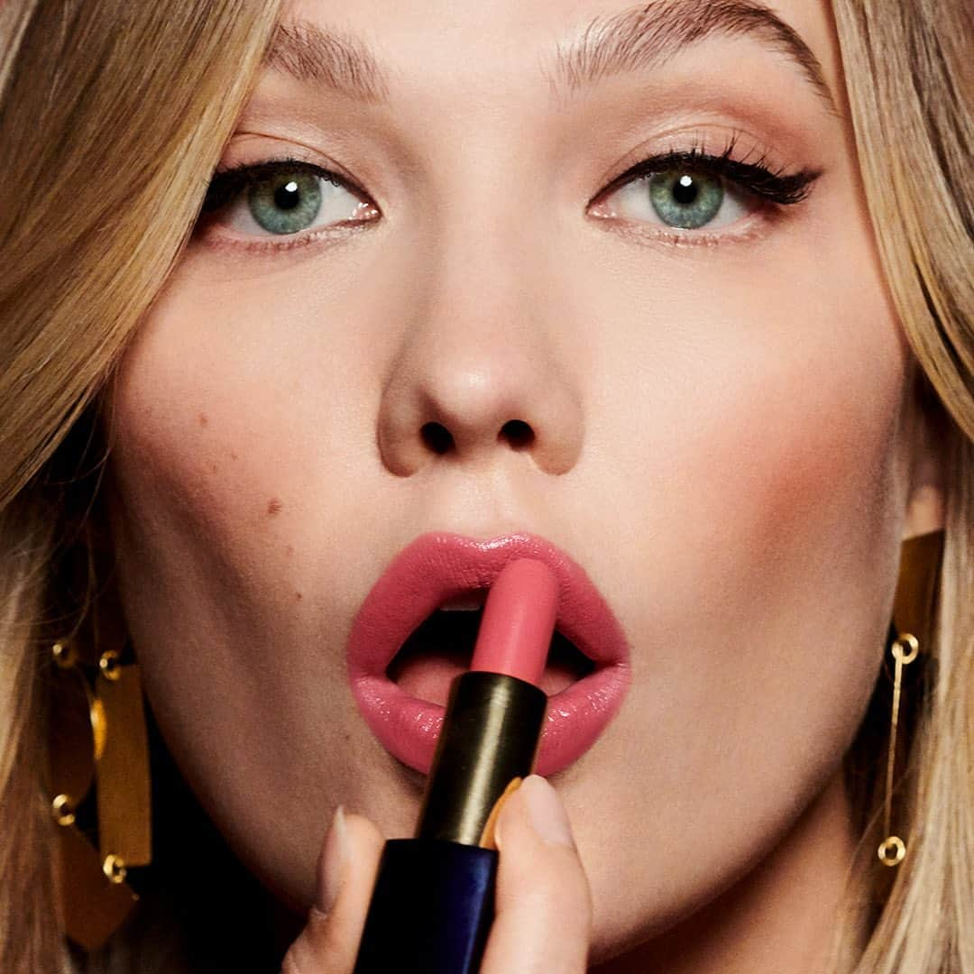 エスティローダーさんのインスタグラム写真 - (エスティローダーInstagram)「#EsteeGlobalAmbassador @KarlieKloss gives us a mood for every attitude AND a #PureColorEnvy shade to match 😉. On Karlie from first photo to last: #LipstickEnvy in Discreet 160, Eccentric 260, Persuasive 333, Carnal 520, Insolent Plum 450. 💄」1月21日 3時28分 - esteelauder