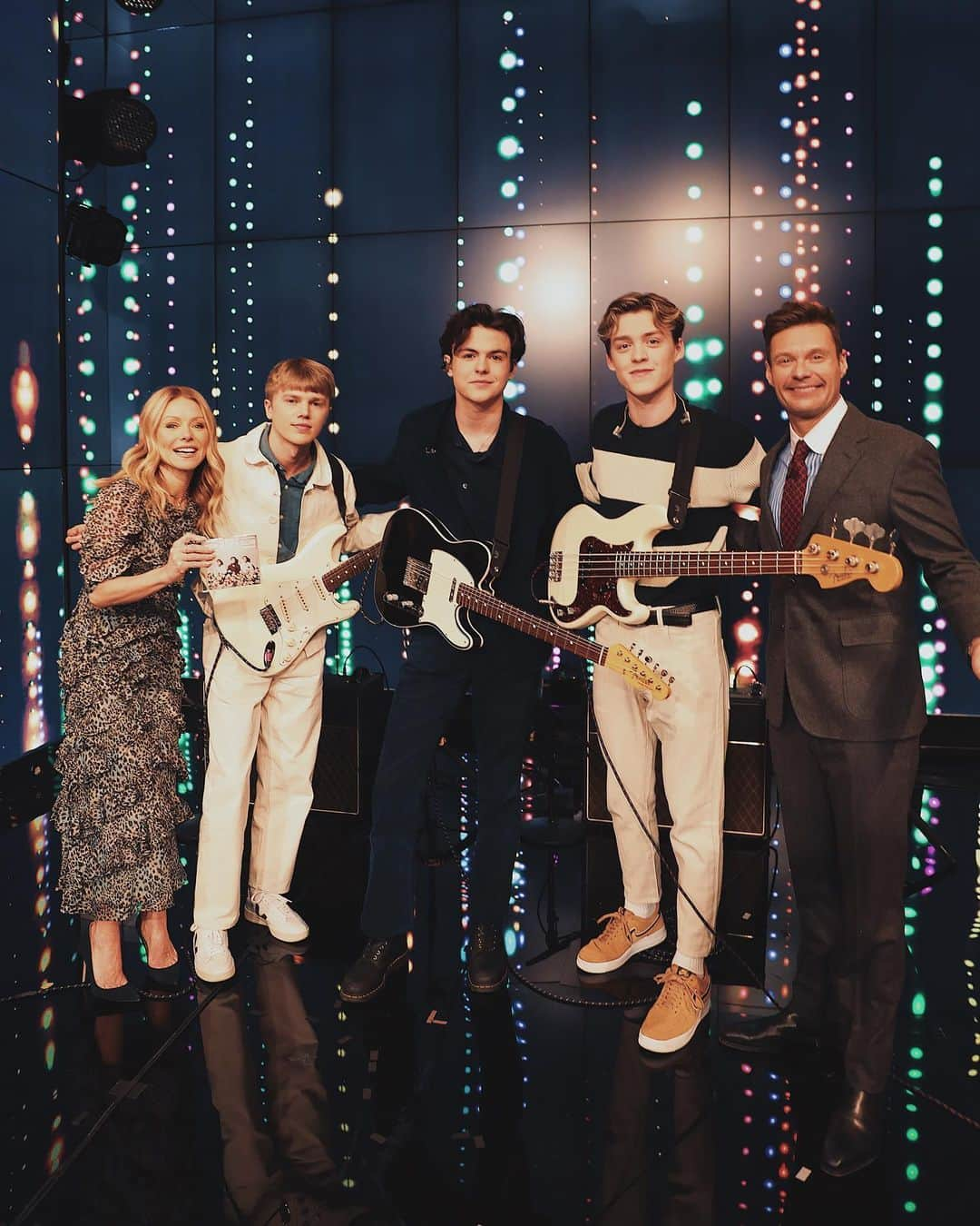 New Hope Clubさんのインスタグラム写真 - (New Hope ClubInstagram)「Thank you @livekellyandryan for having us on to play our new single Let Me Down Slow! 😘🙌」1月21日 3時28分 - newhopeclub