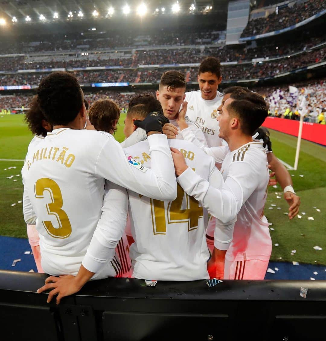 LFPさんのインスタグラム写真 - (LFPInstagram)「CELEBRATION TIME at @realmadrid! ⚽️🎊 • ¡TIEMPO DE CELEBRACIÓN en el #RealMadrid! ⚽️🎊 • #LaLiga #LaLigaSantander #Football」1月21日 3時29分 - laliga