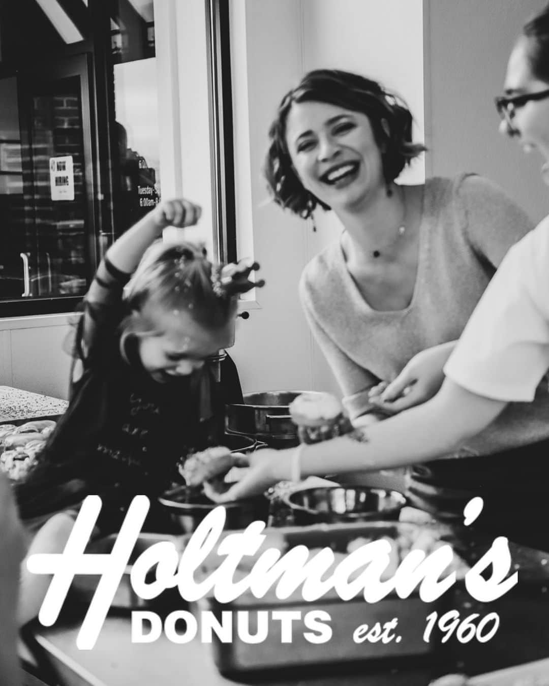 ローラ・カークパトリックさんのインスタグラム写真 - (ローラ・カークパトリックInstagram)「🍩🍩My baby turned 3 a few days ago and we had the most epic birthday at @holtmansdonuts and even got to test out a few new things coming to Holtman’s and let me just say it did not disappoint! My lucky little girl seeing your joy brings me joy! 🍩🍩 #eatcincinnati #cincinnatidoughnuts #birthdaydonuts #foodphotography #cincinnatiinfluencers #doughnuts #cincinnatifoodphotographer #sprinkles」1月21日 3時30分 - laura_allstar