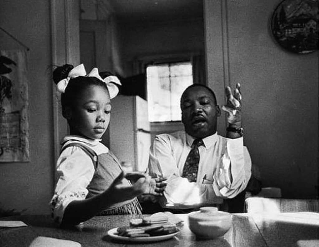 ハル・ベリーさんのインスタグラム写真 - (ハル・ベリーInstagram)「“I am convinced that love is the most durable power in the world.” Hope y’all are feelin’ it today... ♥️ #MLKDay」1月21日 3時30分 - halleberry