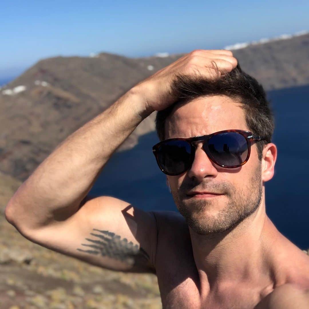 ブラント・ドーハティのインスタグラム：「Looking at honeymoon photos from last year. Portrait mode does not know what to do with my tattoo 😂」