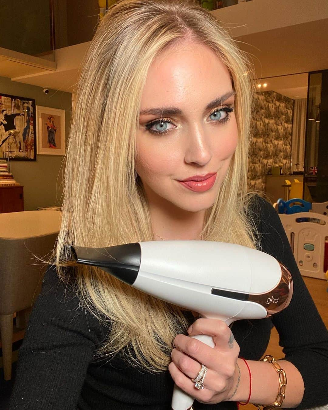 キアラ・フェラーニさんのインスタグラム写真 - (キアラ・フェラーニInstagram)「Definitely a good hair day thanks to @ghditalia and the new #GHDhelios hairdryer #ghd #adv」1月21日 4時28分 - chiaraferragni