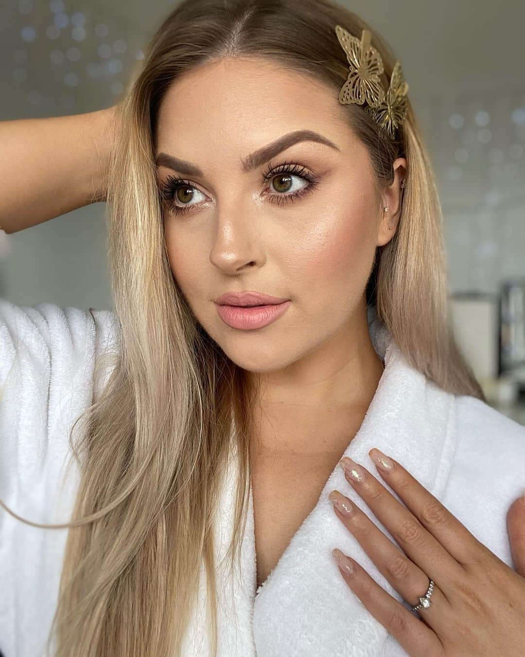 Shannonのインスタグラム：「Looking at this picture reminiscing how my eyes are open bc right now hayfever is ruining my life 😂 literally my eyes are so raw I can’t even put makeup on! 😭 today I’ll be editing a vlog and main channel beauty video for you! What are your fav hayfever (allergies) remedies? 💦 I have tablets, nose spray and eye drops lol」