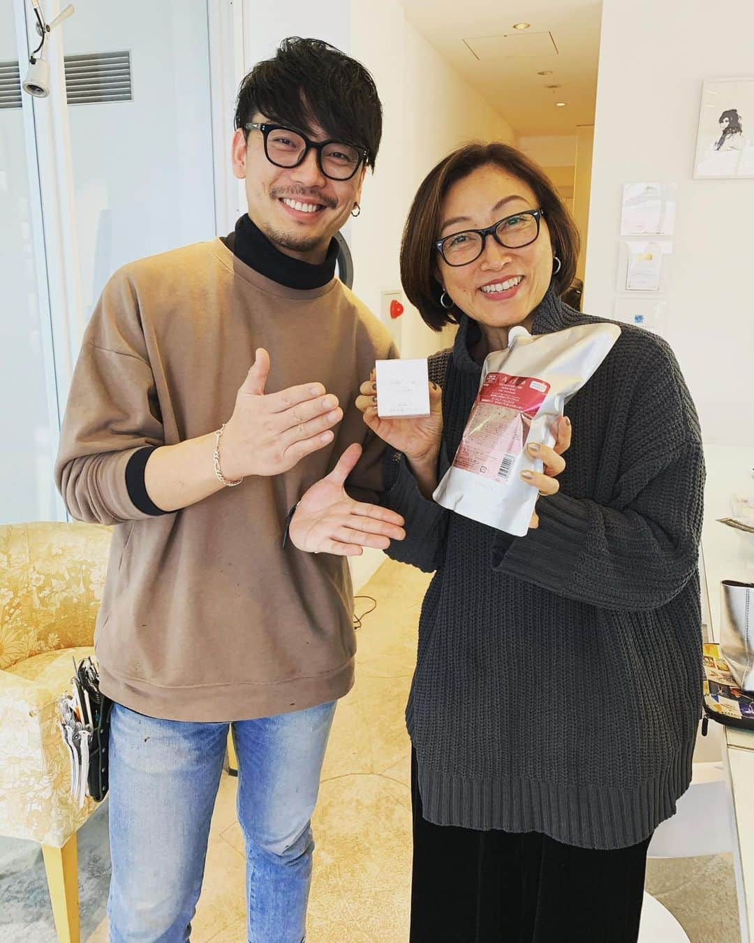 田中ウルヴェ京さんのインスタグラム写真 - (田中ウルヴェ京Instagram)「恵比寿アージェの店長、三井くん。 三井くん店長なんだなあ、偉いんです。 三井くんが新人さんでアージェに来た時から京は知ってるのである。🤔 新人さんの時はおとなしそうで静かで黙々と髪洗ってくれてて、イメージとしては、じっみーーーーな感じだったのがとても好印象でした。 そのうちどんどん気づけばなんだかカッコいい大人になっちゃって。 ここ数年はアージェの室内をニコニコしながら見渡してる姿を盗み見してると、まーステキなリーダーシップ。 と。 以上、「家政婦は見た」系のみやこ観察日記。 最近はとうとうヘアケア製品だけでなく化粧品までアージェオススメのものが気に入ってしまった。なんか私、この三井くんの笑顔に騙されてるのかなあ。😅👍 いつも居心地の良い空間です。😊 今回もベテラン田中おじさんの絶妙カットで私のお気に入り「おにぎりカット」にしていただき満足です。 #アージェガーデン #恵比寿 #ageegarden」1月21日 10時00分 - miyako.tanaka.oulevey