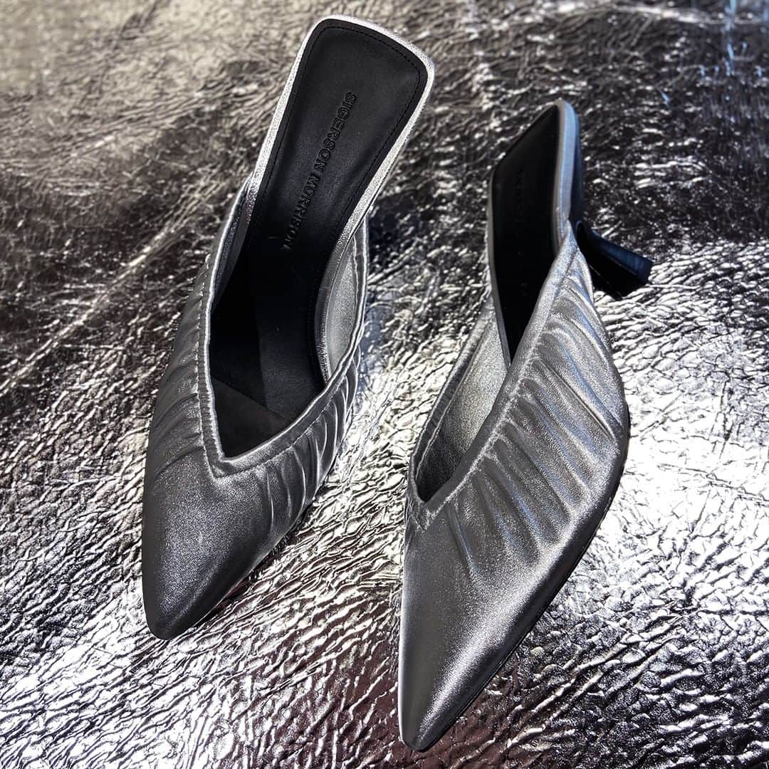 シガーソンモリソンのインスタグラム：「Betsey in silver ✨ #SigersonMorrison // @neimanmarcus」