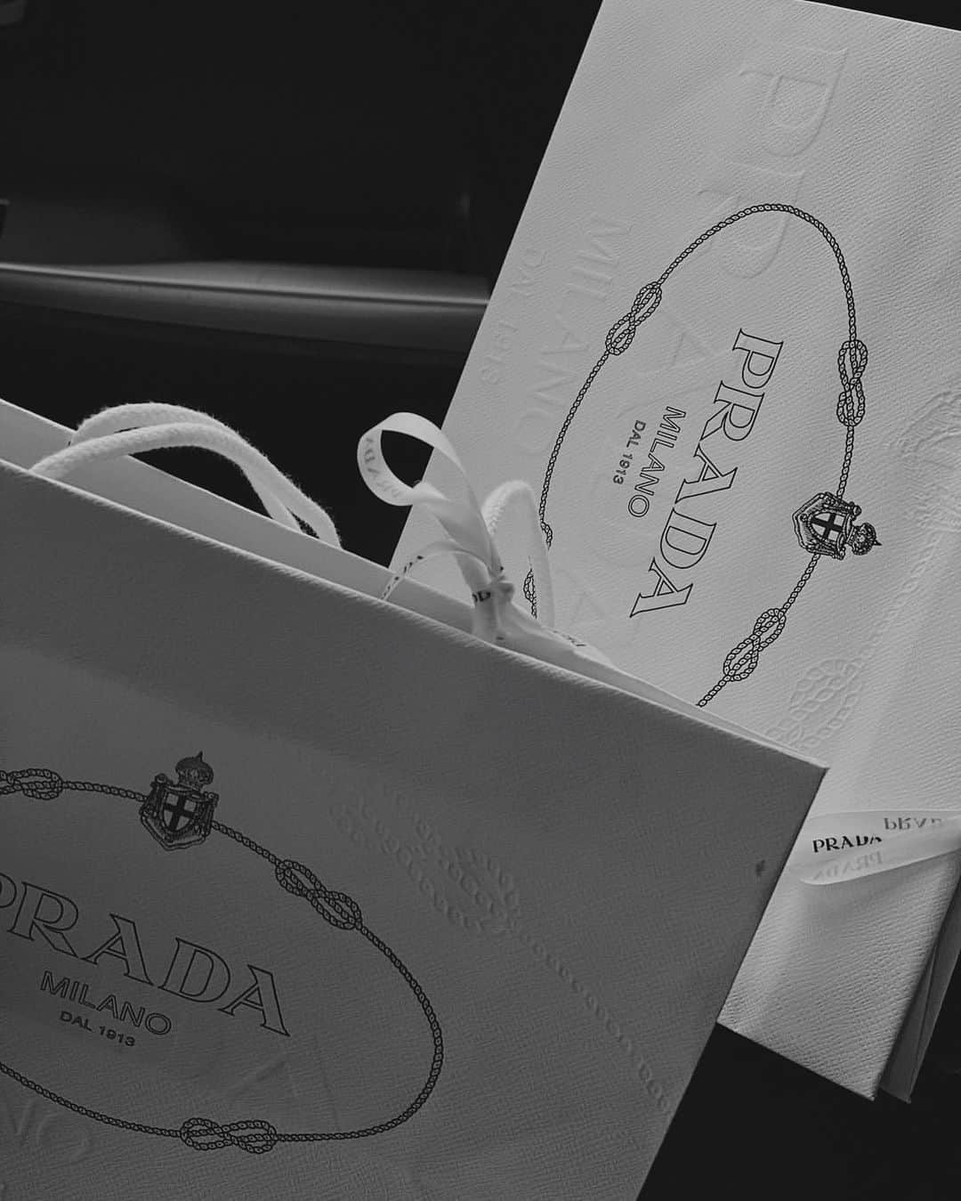 エレオノーラ・カリシのインスタグラム：「Well, I never went to a #Prada show.  And it was cool. Nice to have shared it with you my friend @giuseppedamato #PradaFW20 #mmfw 💓」