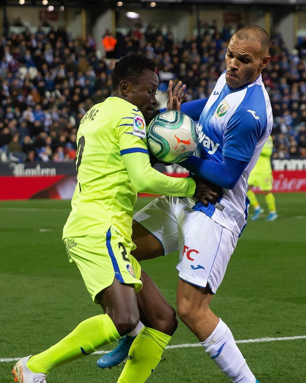 LFPさんのインスタグラム写真 - (LFPInstagram)「Fight EVERY BALL! 💯⚽️ • ¡Lucha CADA BALÓN! 💯⚽️ • #Djene #Braithwaite #DerbiHistórico #LaLiga #LaLigaSantander」1月21日 4時56分 - laliga