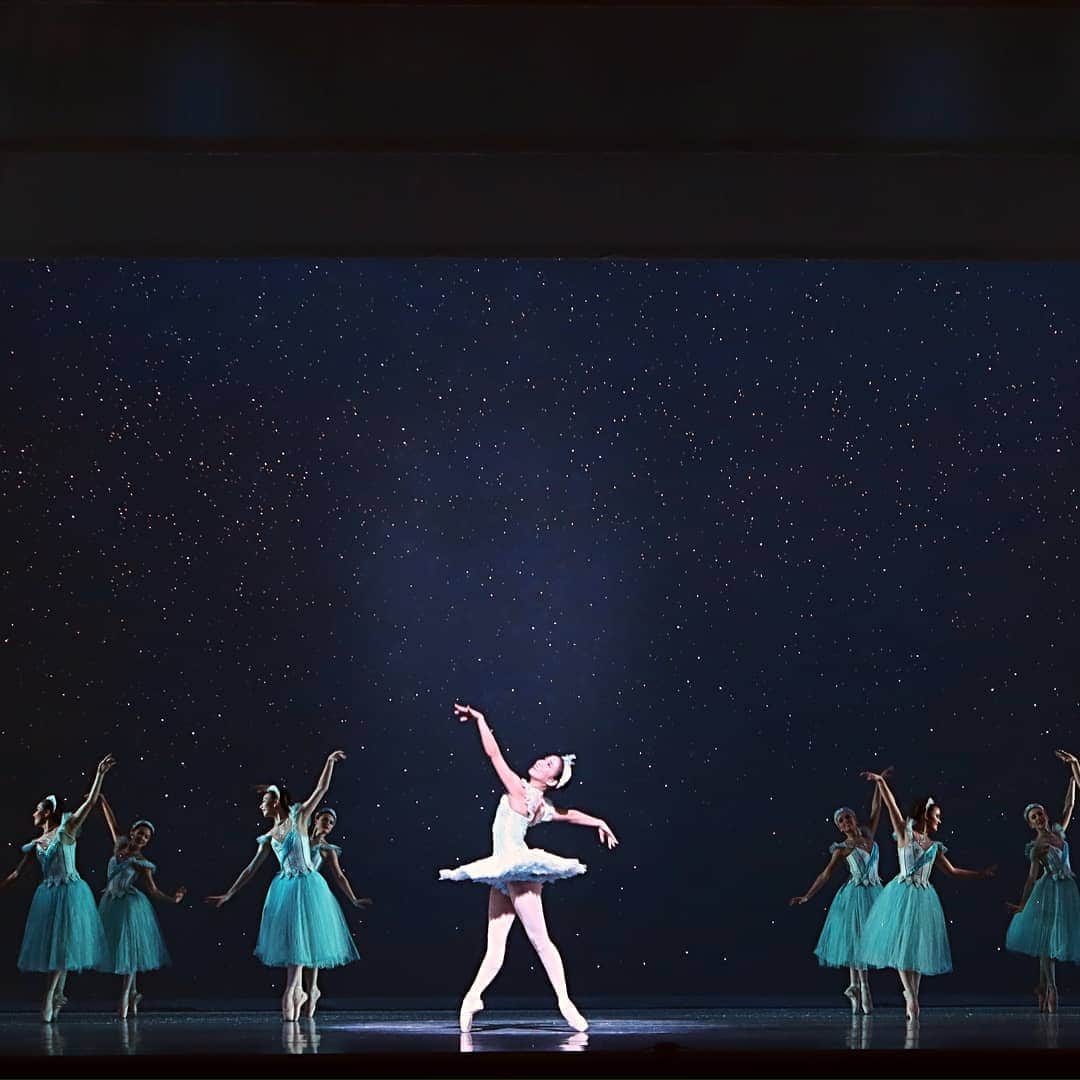 Lily Saito (齊藤莉理)のインスタグラム：「It's snowing in Nashville! First snow of 2020 💙❄ |📸 @nscheuerr |」