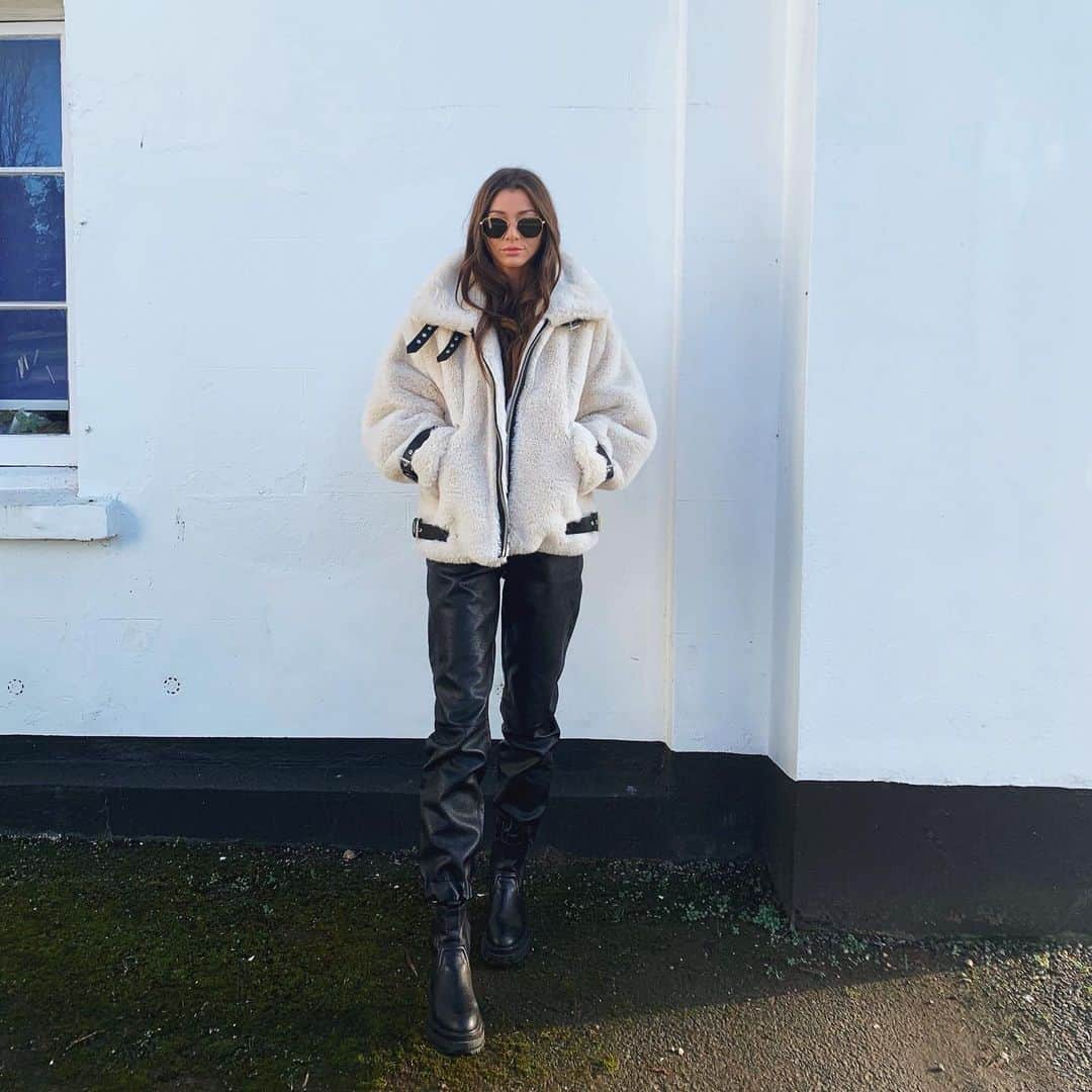 エレノア・カルダーさんのインスタグラム写真 - (エレノア・カルダーInstagram)「Braving the cold today in @thekooples 🐼」1月21日 5時08分 - eleanorcalder