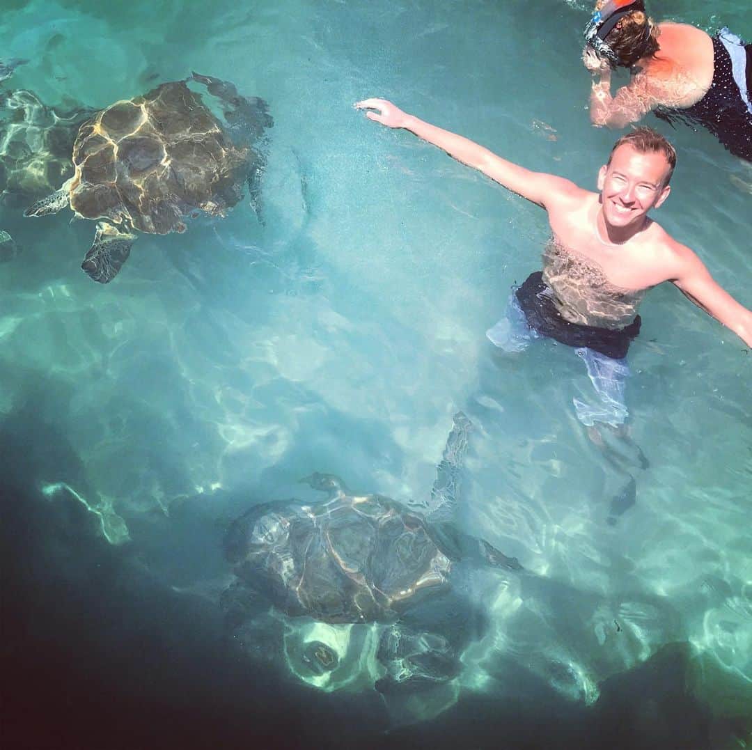 アンドレイ・ロゴジンさんのインスタグラム写真 - (アンドレイ・ロゴジンInstagram)「Fun in the sun ☀️ and some turtles 🐢 and friends! Thanks for being super photographers @la_poloca and @lottamalinen #turtles #turtle」1月21日 5時20分 - andreirogozine