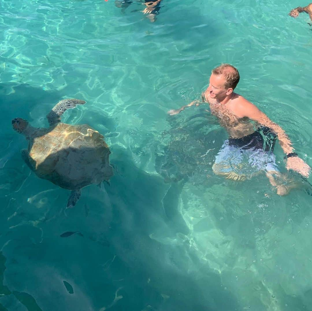 アンドレイ・ロゴジンさんのインスタグラム写真 - (アンドレイ・ロゴジンInstagram)「Fun in the sun ☀️ and some turtles 🐢 and friends! Thanks for being super photographers @la_poloca and @lottamalinen #turtles #turtle」1月21日 5時20分 - andreirogozine