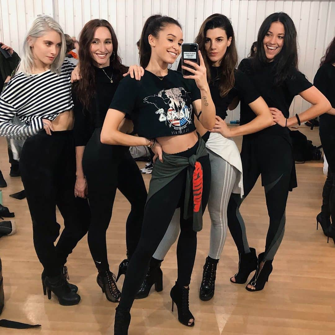 ダニエル・ピーザーさんのインスタグラム写真 - (ダニエル・ピーザーInstagram)「Last week I went to my first dance class in 3 years and despite being petrified that I wouldn’t be able to put one foot in front of the other I absolutely loved it, especially because I was surrounded by some incredibly supportive and talented ladies that I’m fortunate enough to call my friends 🥰 The dance industry has changed quite dramatically over the last few years, which has made me hesitant in going to class but thanks to @lisaspencer_official creating a safe space and such enjoyable choreography to dance I could enjoy and feel passionate about my previous career which is still very much my hobby. Thanks to these girls, especially @erindusek for reminding me why I love to dance so much ❤️ #trainlikeadancer」1月21日 5時19分 - daniellepeazer