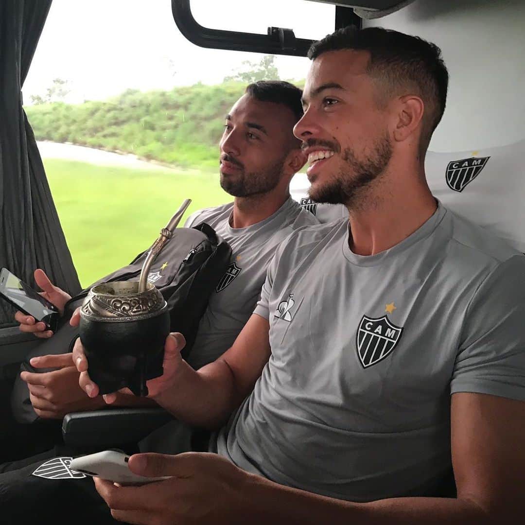 のインスタグラム：「Siempre con la  ilusión de q este sea un gran año para todos !!! Aquí e Galo .... ❤️😁🙏⚽️🐔」