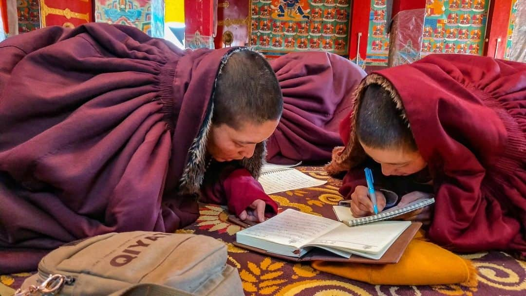 Michael Yamashitaさんのインスタグラム写真 - (Michael YamashitaInstagram)「Nuns prepare for class in the main hall of Yarchen Gar Monastery, the largest community of nuns in the world, where more than 10,000 women of all ages come to study Tibetan Buddhism.  Check out the new edition of Mike’s book >>> @shangrila_teahorseroad <<< #yarchengar #kham #sichuan #buddhism #tibet #tibetanbuddhism #nun」1月21日 6時02分 - yamashitaphoto