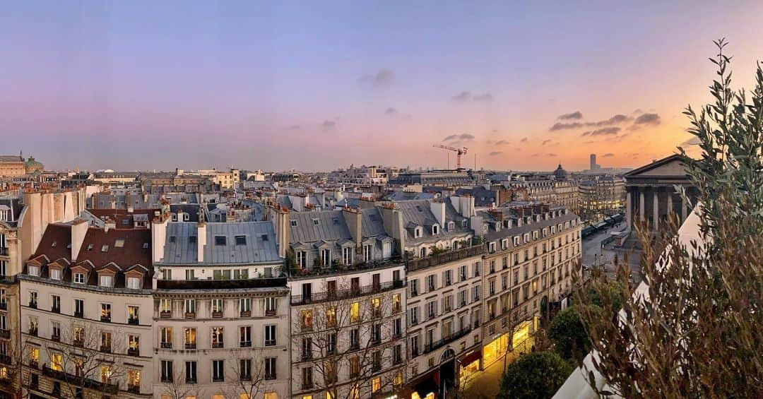 サラ・ラファティさんのインスタグラム写真 - (サラ・ラファティInstagram)「Just graced the neighborhood with my best Jean Valjean. 🎶 You’re welcome, mes amies. #paris #views 2460......oooonnnnneeee! @hoteldepourtales」1月21日 6時09分 - iamsarahgrafferty