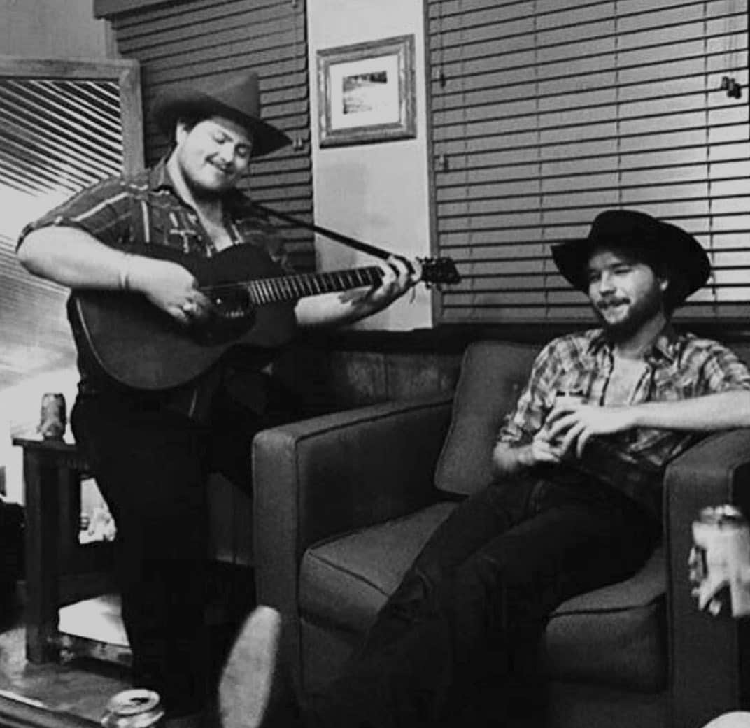 ジェイソン・モモアさんのインスタグラム写真 - (ジェイソン・モモアInstagram)「love these two badasses. @colterwall @vincentneilemerson playing near my home town DES MOINES IOWA go see them if u can IOWA. @vincentneilemerson solo set 5PM at @marvsrecordshop and 7 PM at @woolysdm with @colterwall .  @ruralsultan take them to tasty tacos and waveland. and the FU.  kungfu tap and taco cheeehuuuu missing home  aloha j」1月21日 6時10分 - prideofgypsies