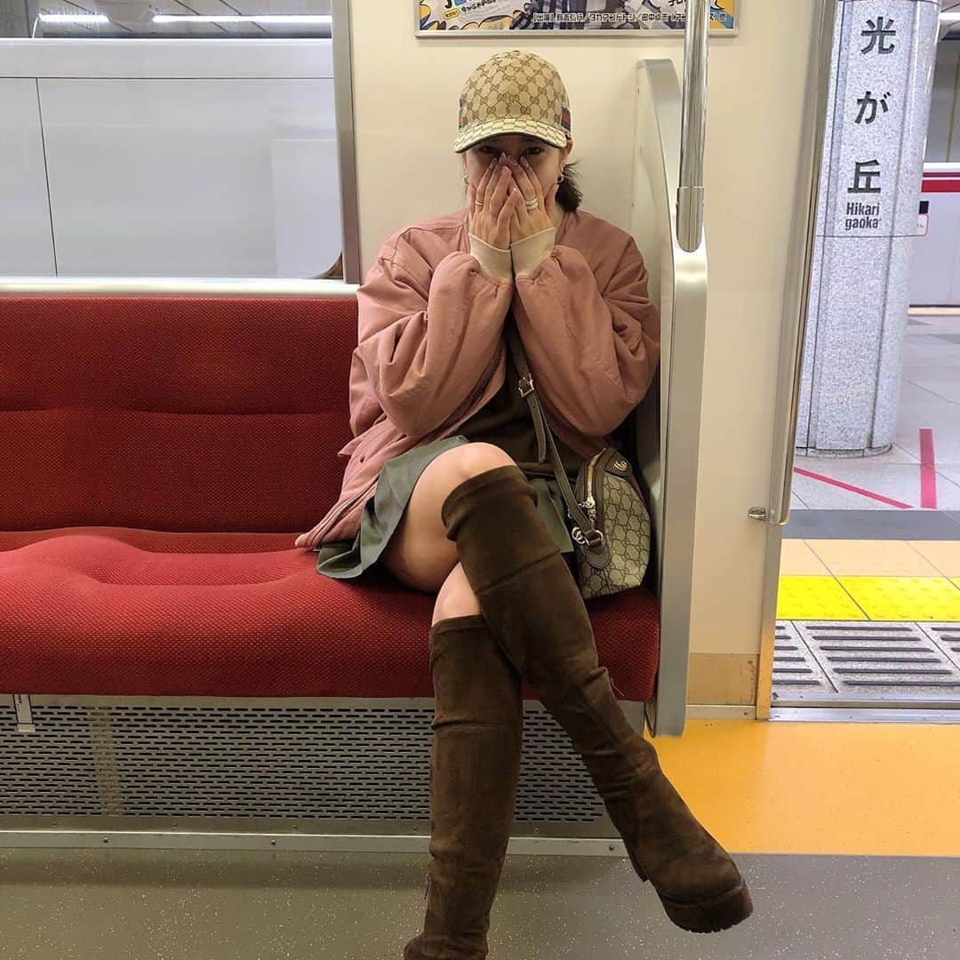 平田梨奈さんのインスタグラム写真 - (平田梨奈Instagram)「おはよう。1人だと電車乗れないけど誰かいたら大丈夫だよ👌この前どきどきしながら電車乗ったんだあ🚃朝のサラリーマンや学生尊敬します。今日もがんばろうね！」1月21日 6時30分 - hirari_official