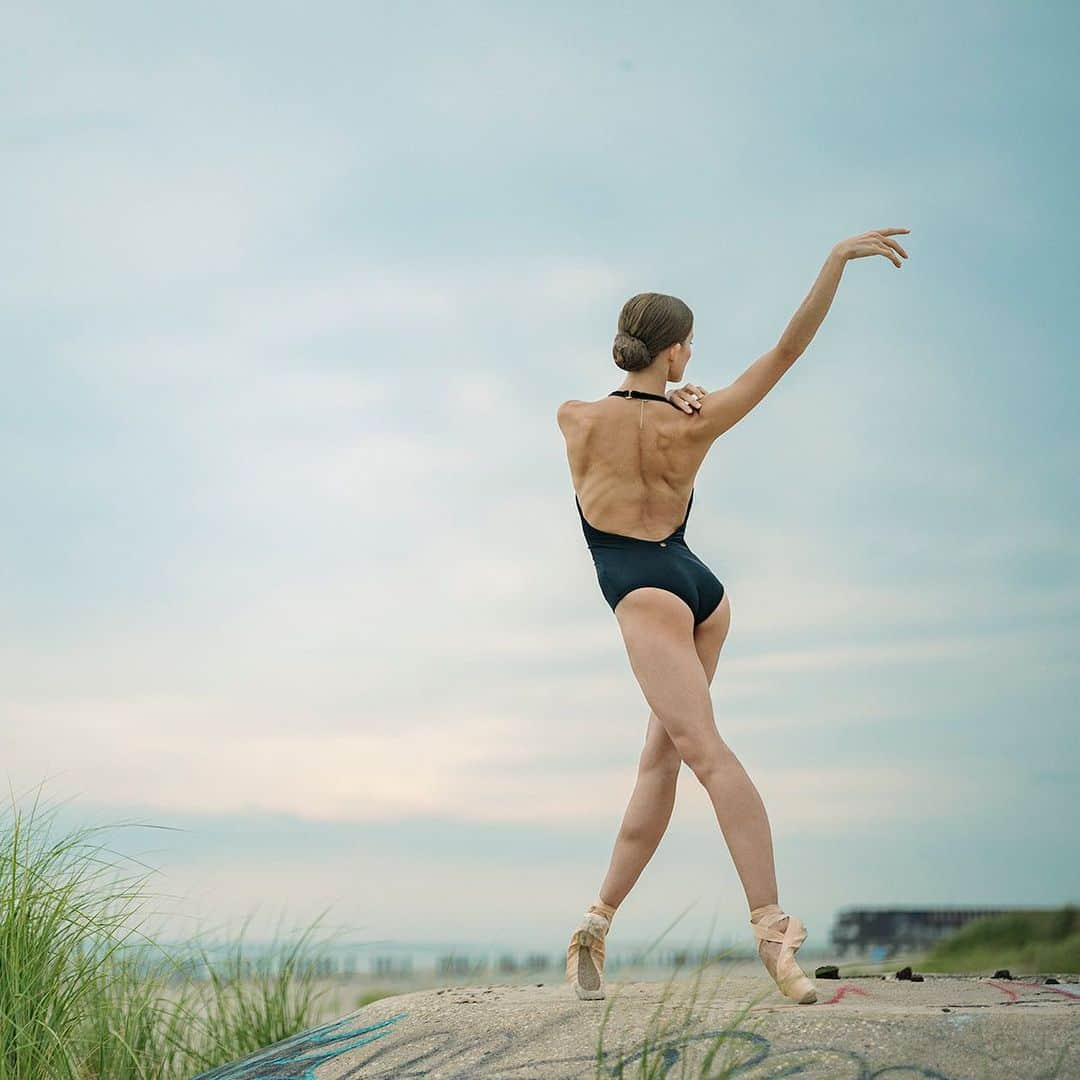 ballerina projectさんのインスタグラム写真 - (ballerina projectInstagram)「Oksana Maslova in Queens. #ballerina - @maslovaoxy #forttildenbeach #forttilden #queens #newyorkcity #ballerinaproject #ballerinaproject_ #ballet #dance #pointe #sunset #oksanamaslova  The Ballerina Project book is now available. Go to @ballerinaprojectbook for info. #ballerinaprojectbook  Purchase one of the last remaining limited edition prints. Link is located in our Instagram profile.」1月21日 6時28分 - ballerinaproject_