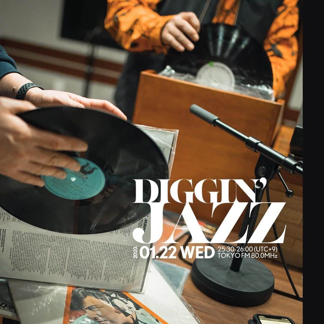 MUROさんのインスタグラム写真 - (MUROInstagram)「おはようございます〜☀️ 明日のTFMでの【KING OF DIGGIN’】は、1月22日が『JAZZの日』という事なので、今の季節にぴったりな メロウなJAZZのMIXをお届け致しマス♪📡⚡️ 今週も水曜日の深夜1時半からの30分間、レコードの音でノンストップのDJ MIXにお付き合いください‼︎ @tokyofmofficial  @king_of_diggin  @opec_hit  @junyashimizu  @kentaro4139575  @lililililililillil  @seishiromorikawa  @m.o.tr  @habari_wood  Photo by @murakenphoto  #20200222 #tfm_kod  #jazzday #ジャズの日」1月21日 6時39分 - dj_muro