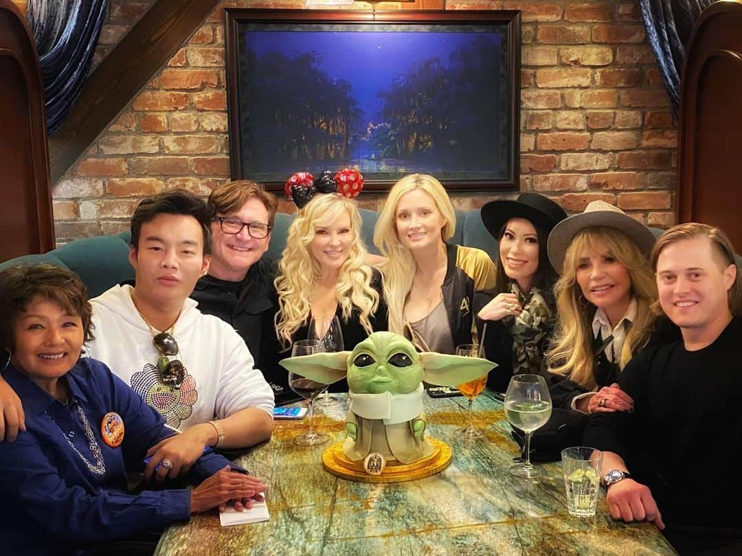 ルーカス・グラビールさんのインスタグラム写真 - (ルーカス・グラビールInstagram)「Still smiling from my last @disneyland day with amazing new friends Sandra, @kanelk_k, @jeffreycjenkins, @bridgetmarquardt, @hollymadison, @christine_chiu88, and #DyanCannon. Thanks again @ashleymatthau for a magical day! #babyyoda cake was adorable and delicious.」1月21日 6時47分 - mrgrabeel