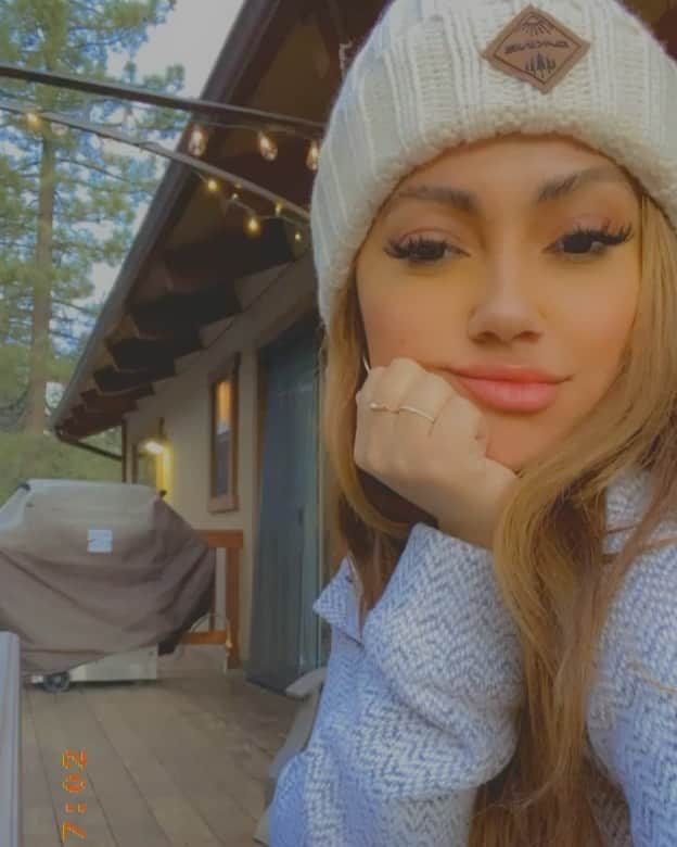 ジェシカ・バーチアーガのインスタグラム：「You like my lashes? Gee thanks just bought em 🥰 @jes_adrianna giving me fairytale vibes 🧜🏽‍♀️ and isn’t my munchie @king__weeks the cutest 🐻?!」