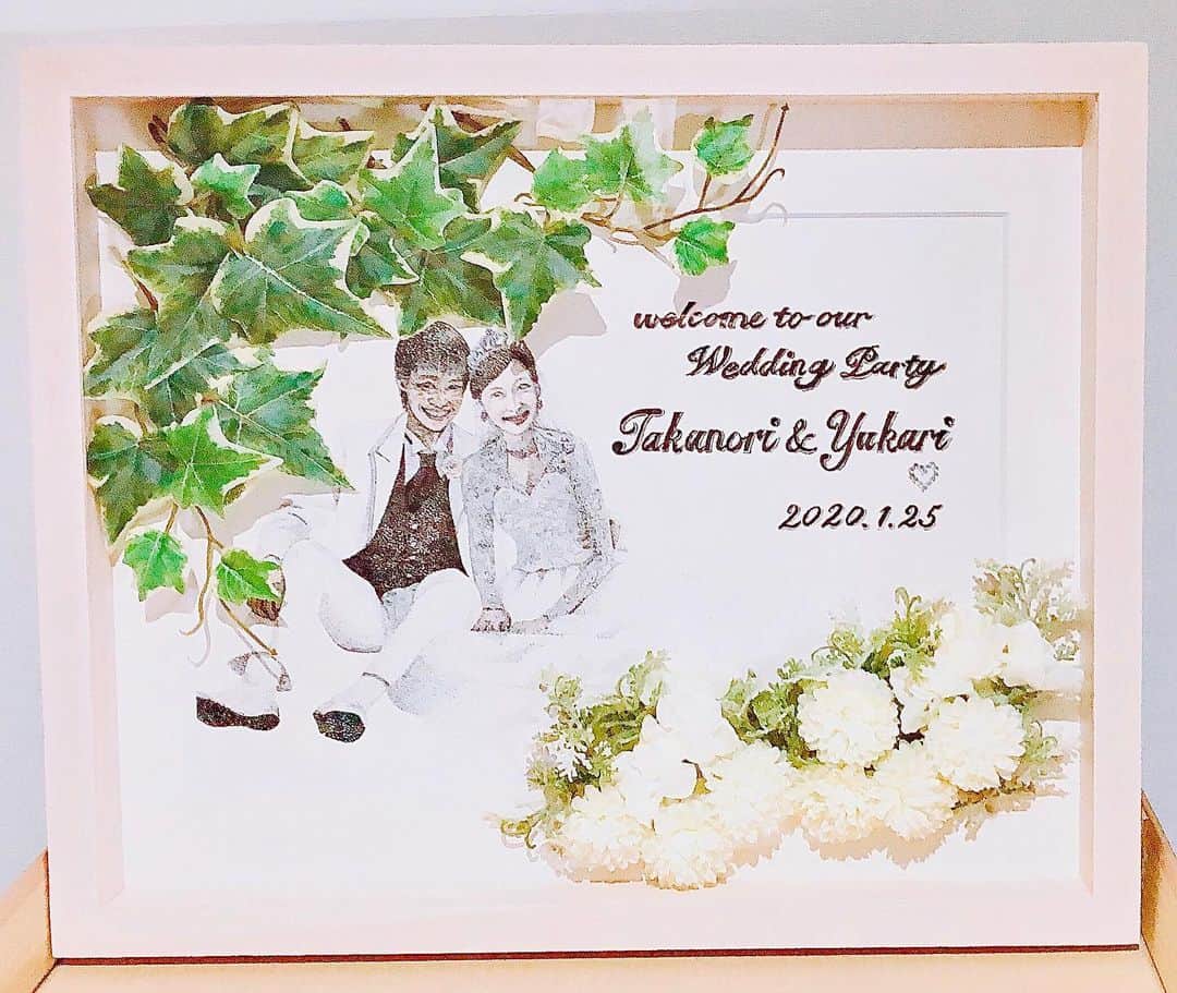 葉山めぐみのインスタグラム：「こここ今度こそ. ホントーにできた((((´⊙ω⊙`)))). . 額の厚みで買ってきたお花全部使えなかったけど. (知ってたけど何とかなるだろうと思って買いーの、何ともならなかった苦笑). . 何にせよ. 二人とも喜んでくれるといいなぁ。。(*´꒳`*). . #ウェルカムボード #welcomeboard  #wedding  #illustration」