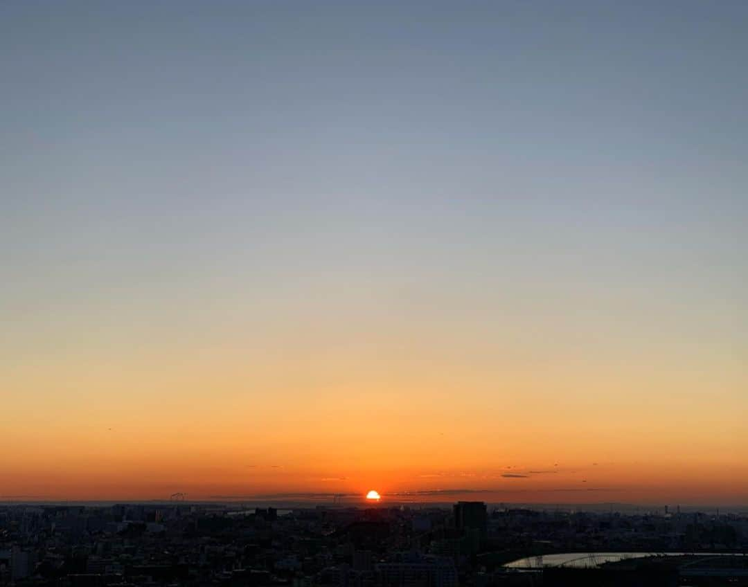 くろさんのインスタグラム写真 - (くろInstagram)「G☺︎☺︎d m☺︎rning TOKYO🌅 #日の出 #朝日 #朝陽 #朝焼け #朝焼け空 #朝焼けの空 #朝焼けハンター #あさやけこやけ #あさやけこやけ部 #おはようモーニング #GoodMornjngTokyo #IGで繋がる空 #SoraFetiClub #sunrise #sunrise🌅#🌅 #iPhoneXsで撮影」1月21日 6時54分 - m6bmw