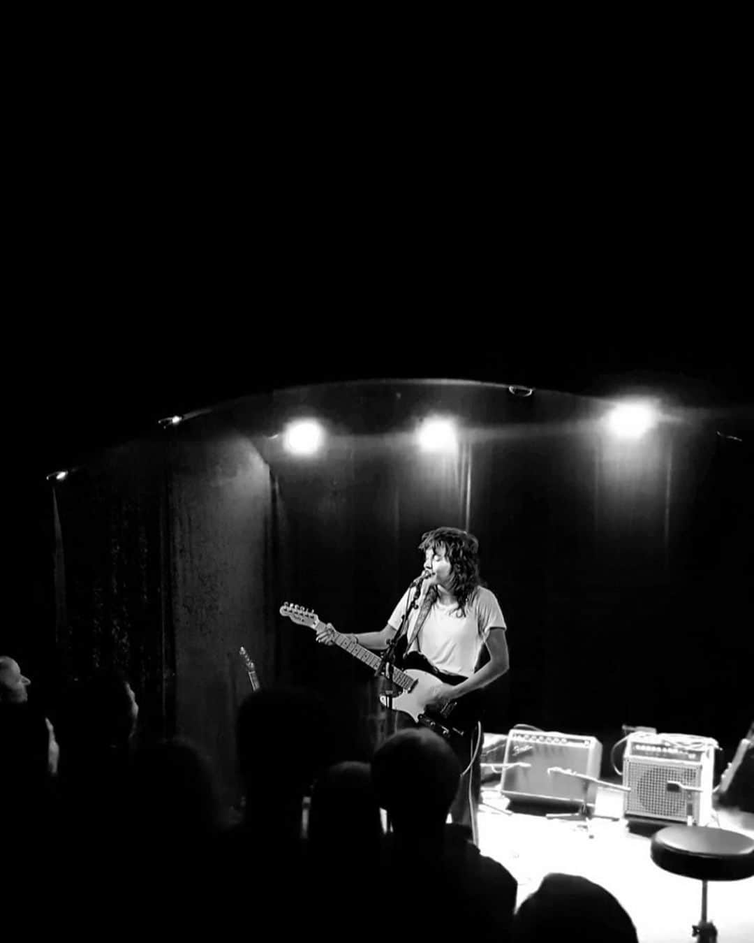 コートニー・バーネットのインスタグラム：「Dear Castlemaine, thank you for my four-day residency last weekend. You really treated me well. Nice to talk to y’all afterwards, thanks for travelling from all over 😘Kisses to all my friends for the fun times, i love you. Thank you to @hachikumusic and @ts.lw for opening the shows & @matthew_colin for the sound/good vibes & @thebridgehotelcastlemaine @sholaki for lookin after me so sweetly ❤️❤️❤️❤️❤️❤️ thank u @kimhauxwell n @chris___donnelly for the BBQ and @slymewave for the pie and @marcelle_us_wallace for the eggs and @rachelmaserati for the tunes & @beckingma @used_eyebrows for the lols and @howyacohen & @nat_van__ extra for the drives!!! 🚗🚗🚗 photos by @utterstevie @ts.lw @thomthom84 @rachelmaserati @matthew_colin @claireskees & me」
