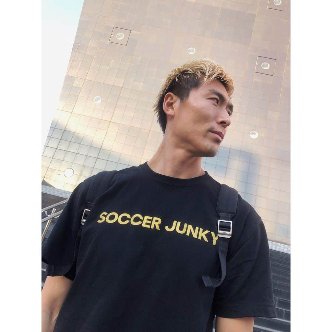 北野貴之さんのインスタグラム写真 - (北野貴之Instagram)「今一番愛用のTシャツ。黒髪にも似合うけど、今は金髪なので、愛用率の高いTシャツです。 ジャージ素材のセットアップは、部屋で、カフェ読書や勉強の時など、見た目はかっこいい、動きやすい、集中がしやすいという利点がありますね！  #感謝#戌年男#相性抜群」1月21日 7時20分 - takashi_kitano