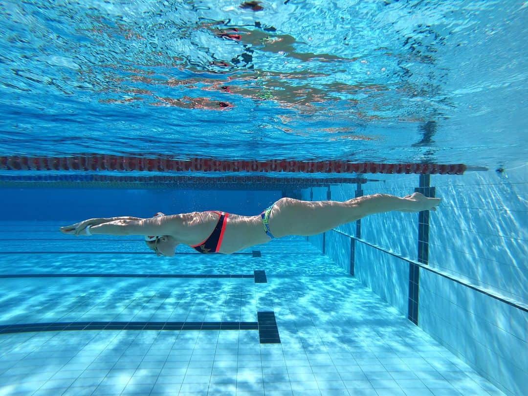 エミリー・シーボームのインスタグラム：「100% smell like chlorine 24/7  #swimming #underwater #athlete  #training」