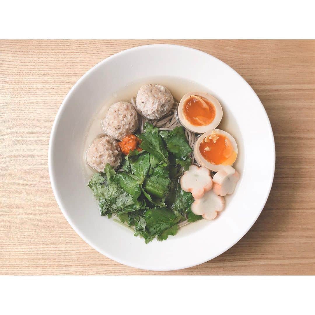 竹中友紀子のインスタグラム：「#発酵生活  いつぞやのお昼ごはん。 鶏団子蕎麦 スープは鶏団子の茹で汁に日東醸造さんの三河しろたまりを加えただけのシンプルな味付け。 半熟たまごは自家製醤油麹に漬けて一晩おいたもの。 先日新潟県のアンテナショップで購入したかんずりをちょこんと添えて。 鶏団子とかんずりの相性が絶妙すぎて、クセになりそう^ ^ 美味しい調味料があれば味付けはシンプルが一番。 発酵と出会って学んだコト。  集英社WebマガジンOur Age開催のセミナー 「グッドエイジングセミナー」 にて発酵食についてお伝えするセミナーの講師をさせていただきます。 私が美容と健康のために毎日の生活に取り入れているコトや、そんな中で出会った発酵、発酵食の魅力についてお話したいと思っています。 日時:2020年2月15日(土)11時半〜13時半 会場:玉川テラス(玉川高島屋S・C本館屋上) チケット:4000円　← 11月29日(金)発売開始 Our Ageサイト内にてお申し込みいただけます。 詳細についてもぜひOur Ageをチェックしてみてくださいね。」