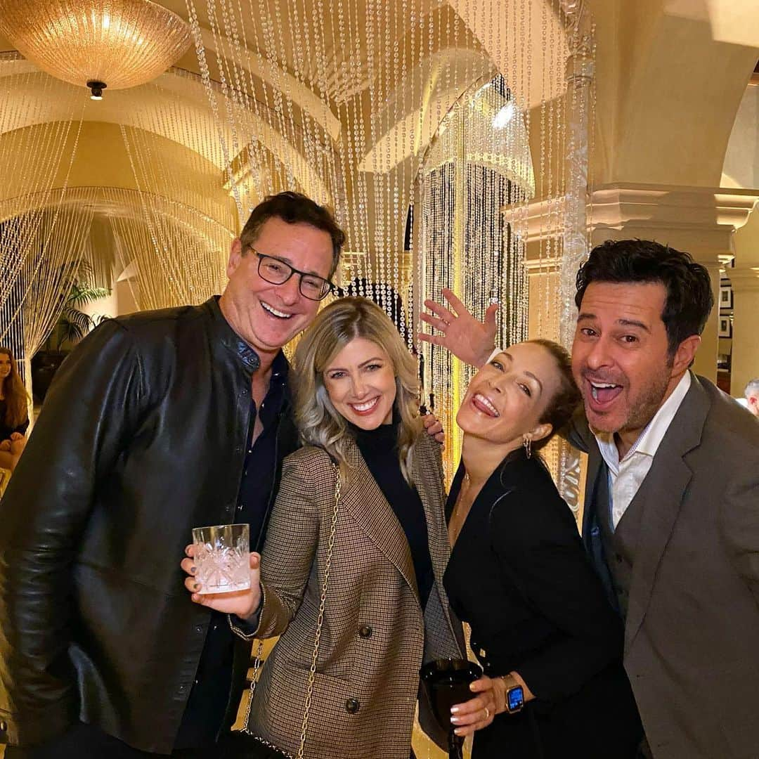 ボブ・サゲットさんのインスタグラム写真 - (ボブ・サゲットInstagram)「So much fun seeing two of Kelly’s and my dearest friends in the world. Jennifer Finnigan and Jonathan Silverman @fullerhouseguy bday bash Saturday night. Over a year ago, Jonny was the minister at our wedding and during the ceremony Jen threw a shoe over our heads for good luck, right before I broke the glass. 🥂🍀 @jennigan1 @jonnysilverman @eattravelrock」1月21日 7時59分 - bobsaget