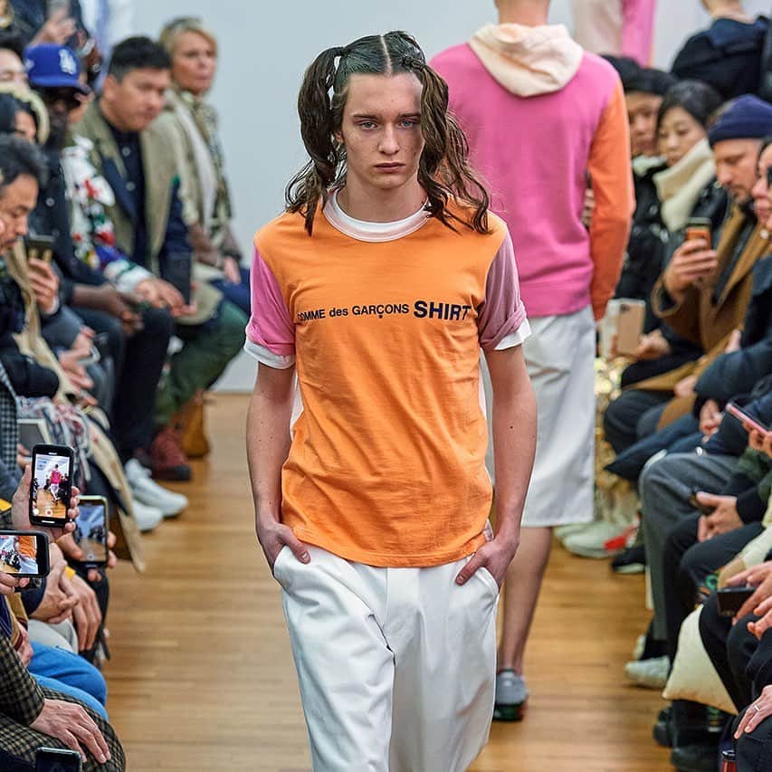 HYPEBEASTさんのインスタグラム写真 - (HYPEBEASTInstagram)「@hypebeaststyle: @commedesgarcons SHIRT has returned to #ParisFashionWeek Men’s for Fall/Winter 2020 with a host of daring reinterpretations of tailoring and plenty of color focused on button-up shirts. The label has also taken to the runway to present a collaboration with @asics and @futuradosmil. Get a closer look via the link in bio.⁠⠀ Photo: Filippo Fior/Gorunway.com」1月21日 7時59分 - hypebeast
