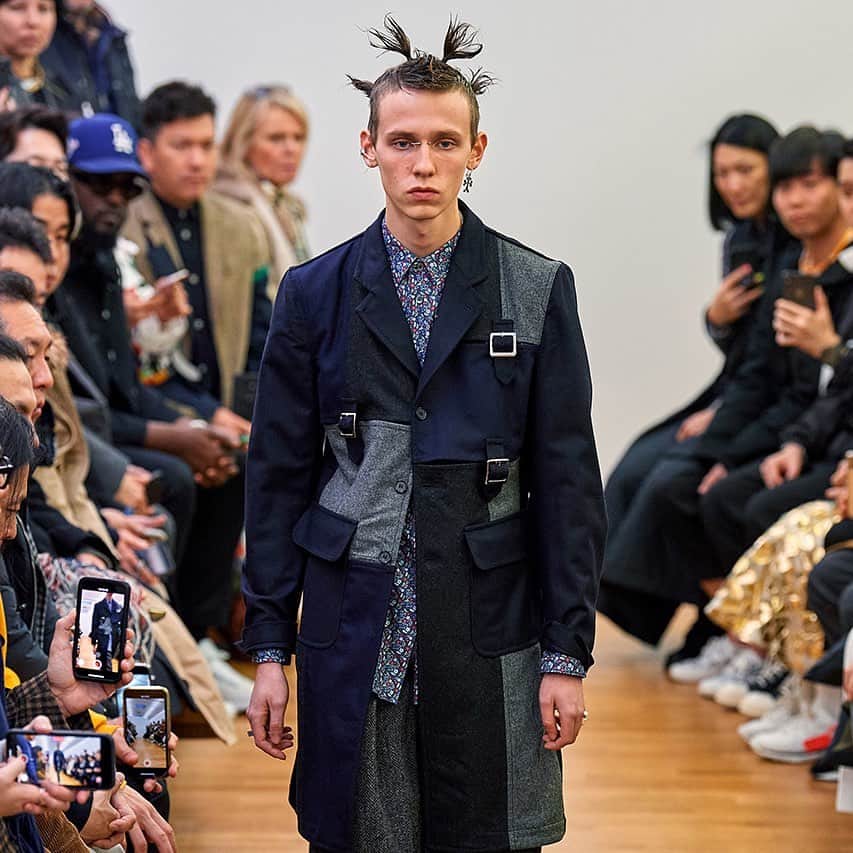 HYPEBEASTさんのインスタグラム写真 - (HYPEBEASTInstagram)「@hypebeaststyle: @commedesgarcons SHIRT has returned to #ParisFashionWeek Men’s for Fall/Winter 2020 with a host of daring reinterpretations of tailoring and plenty of color focused on button-up shirts. The label has also taken to the runway to present a collaboration with @asics and @futuradosmil. Get a closer look via the link in bio.⁠⠀ Photo: Filippo Fior/Gorunway.com」1月21日 7時59分 - hypebeast