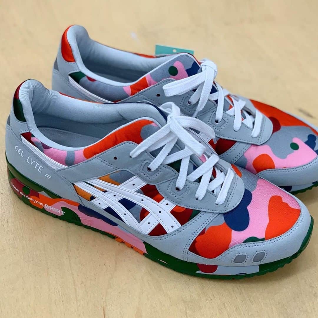 Sneaker Newsさんのインスタグラム写真 - (Sneaker NewsInstagram)「Comme des Garçons SHIRT adds a colorful array of camouflage prints to the ASICS GEL-Lyte III. Quite the unexpected move considering the sub-line's penchant for black and white. For a closer look, tap the link in our bio.」1月21日 8時00分 - sneakernews